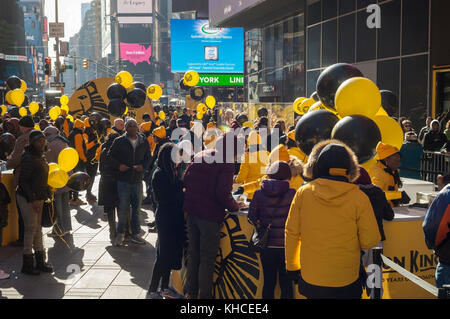 Des milliers de fans du Roi lion descendre sur Times Square à New York le dimanche, Novembre 12, 2017 pour un événement célébrant le 20e anniversaire du Disney's 'The Lion King' production broadway. Les participants ont été traités au divertissement par acteurs et une chance de gagner des billets pour l'anniversaire de la performance au Minskoff Theatre mercredi. the walt disney co., mettant de l'avant pour leur propre service de diffusion en continu, a été signalé à être en pourparlers pour acquérir 21e siècle fox. (© richard b. levine) Banque D'Images