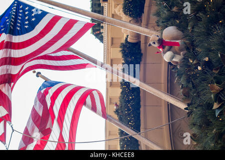 Le grand magasin Lord & Taylor dimanche à New York, le 12 novembre 2017, est décoré avec les écureuils pour un noël de new york. (© richard b. levine) Banque D'Images