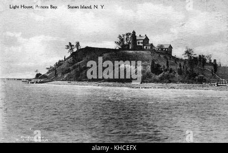 Carte postale d'une photo du phare de Princess Bay, la photo a été prise de l'eau et montre le phare et d'autres bâtiments situés au sommet d'une colline, un bain de marche avec une rampe peut être vu jusqu'au phare, Staten Island, New York, 1900. De la bibliothèque publique de New York. Banque D'Images