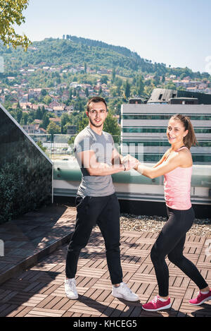 Couple de remise en forme sur le toit et préparer de nouvelles Programme de séance d'entraînement. Banque D'Images