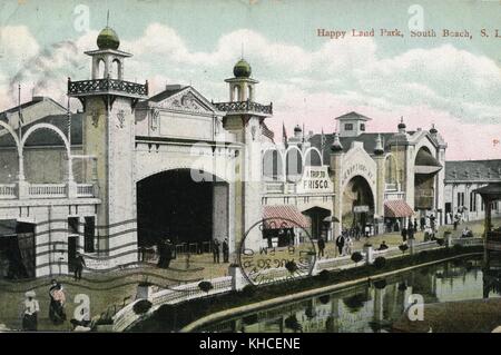 Carte postale tirée d'une photographie teintée de l'extérieur du parc Happyland, le parc d'attractions de bord de mer était une installation de 15 hectares qui abritait de nombreuses attractions, de nombreux fronts d'affaires peuvent être vus le long de l'extérieur tentaculaire de South Beach, des groupes de personnes sont vus marcher sur la promenade, South Beach, Staten Island, New York, 1900. De la bibliothèque publique de New York. Banque D'Images