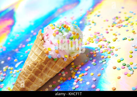 Rainbow Ice Cream Sprinkle Cone sur papier coloré Banque D'Images