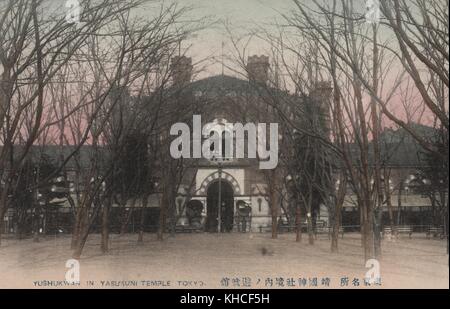 Une ancienne carte postale de la vue de face de Yushukwan, musée de l'armement, qui conserve et expose les objets de l'Armée impériale japonaise de l'époque Meiji, Temple Yasukuni, Tokyo, Japon, 1900. De la bibliothèque publique de New York. Banque D'Images