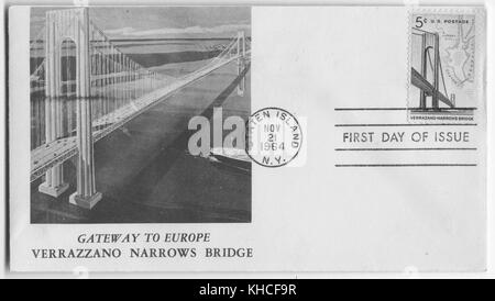 Carte postale avec une illustration du pont Verrazano-Narrows, des voitures peuvent être vues traversant le pont tandis qu'un grand bateau est montré dans l'eau ci-dessous, le texte est montré faisant référence au pont comme la porte d'entrée de l'Europe, la carte postale comporte également un timbre avec une illustration du pont, New York, Europe, 1900. De la bibliothèque publique de New York. Banque D'Images
