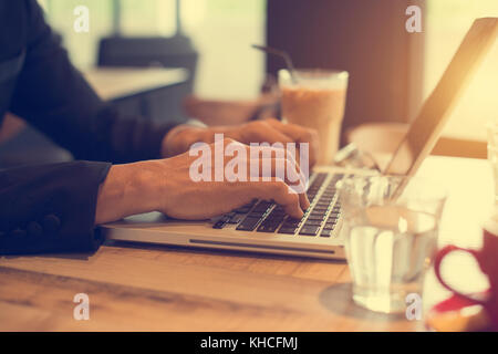 Close up senior male hand using laptop in cafe Banque D'Images