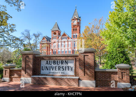 L'Université d'Auburn, William J Samford Hall, bâtiment de l'administration sur le campus du collège avec sa tour de l'horloge à Auburn en Alabama, USA. Banque D'Images