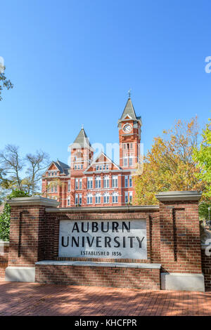 L'Université d'Auburn, William J Samford Hall, bâtiment de l'administration sur le campus du collège avec sa tour de l'horloge à Auburn en Alabama, USA. Banque D'Images