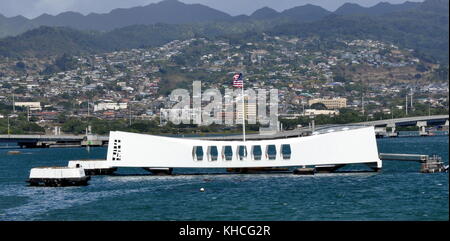 L'Arizona Memorial à partir du pont du Cuirassé Missouri Banque D'Images