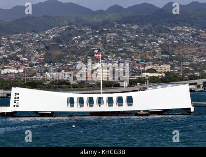 L'Arizona Memorial à partir du pont du Cuirassé Missouri Banque D'Images