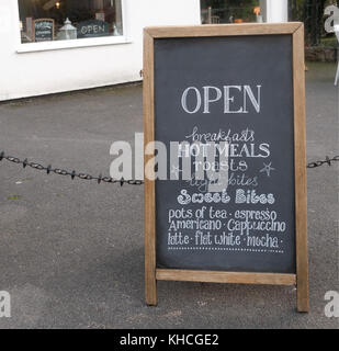 Octobre 2017 - Edelweiss café signe dans le Somerset village rural de Cheddar près de la célèbre Gorge de Cheddar Banque D'Images