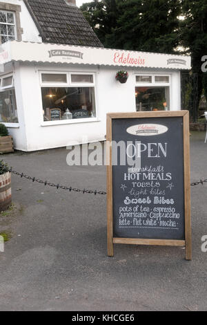 Octobre 2017 - Edelweiss café signe dans le Somerset village rural de Cheddar près de la célèbre Gorge de Cheddar Banque D'Images