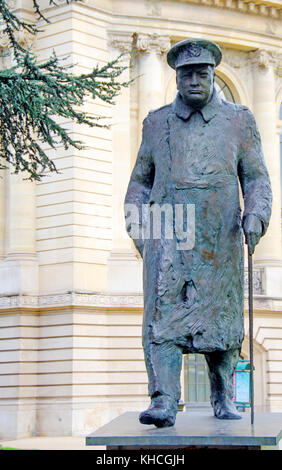 Paris, France. Statue de Winston Churchill (1988, Jean Cardot) sur l'Avenue Winston Churchill par le Petit Palais Banque D'Images