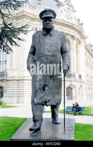Paris, France. Statue de Winston Churchill (1988, Jean Cardot) sur l'Avenue Winston Churchill par le Petit Palais Banque D'Images