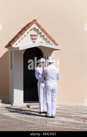 Monaco, la relève de la Garde du palais du Prince au palais toutes les heures. Banque D'Images