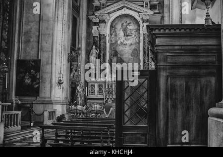 Close up on confessionnal dans l'église catholique, noir et blanc Banque D'Images