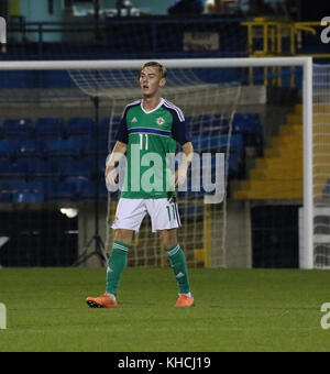 10 octobre 2016. Mark Sykes (11) dans l'action pour l'Irlande du Nord en vertu de l'équipe 21 contre l'Estonie à Lurgan. Banque D'Images