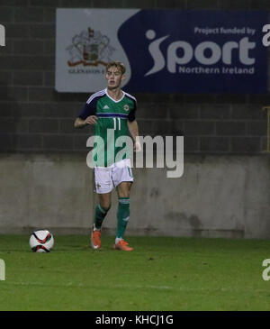 10 octobre 2016. Mark Sykes (11) dans l'action pour l'Irlande du Nord en vertu de l'équipe 21 contre l'Estonie à Lurgan. Banque D'Images