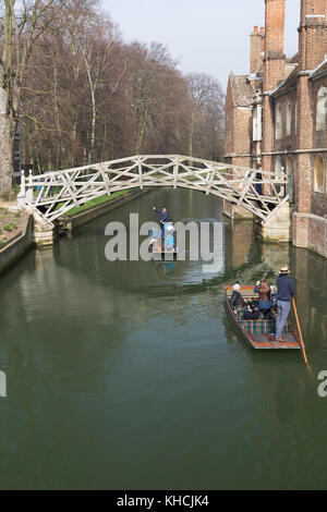 UK, Cambridge, barques sous le pont mathématique sur le dos. Banque D'Images
