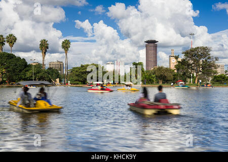 Les personnes bénéficiant de colporter des promenades en bateau ainsi que l'article par le lac et les observant, Uhuru Park, Nairobi, Kenya, Afrique de l'Est Banque D'Images