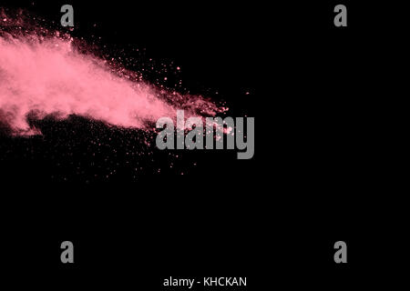 Résumé d'explosion de poussière rose sur fond noir.abstract poudre rose éclaboussés sur fond sombre. Motion de gel poudre rose splash. Banque D'Images