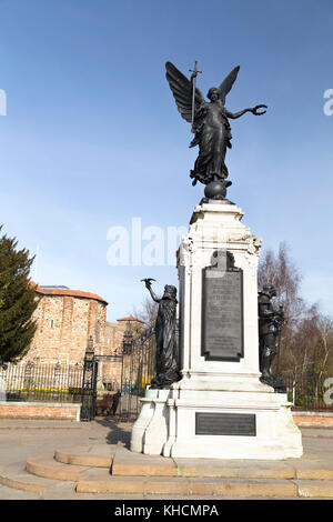 UK, Colchester, la statue de saint Georges, partie du monument aux morts par SC Fehr en 1919, à l'extérieur de l'entrée au château et parc de portes. Banque D'Images