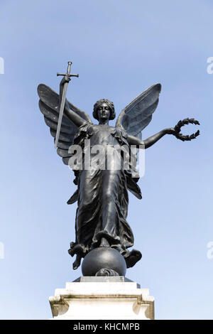 UK, Colchester, la statue de la Victoire au sommet du monument aux morts par SC Fehr en 1919, à l'extérieur de l'entrée au château et parc de portes. Banque D'Images