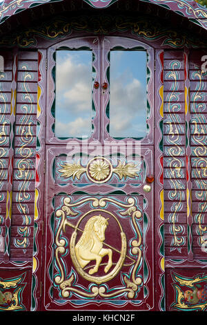 Porte peinte à la main de roulotte traditionnelle, détail Banque D'Images