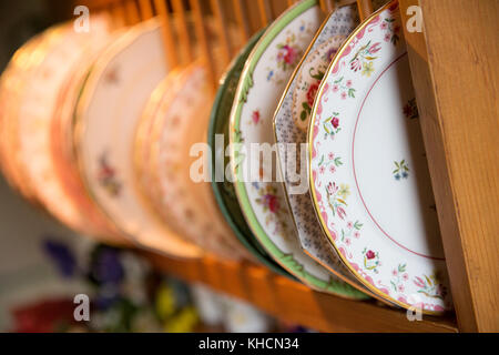 Rangée d'assiettes en porcelaine à pied à platine en roulotte traditionnelle Banque D'Images
