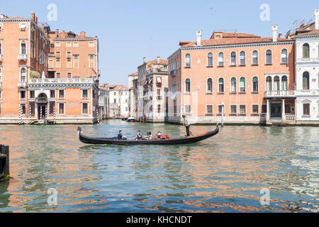 Gondole sur le Grand Canal, San Polo, Venise, Italie avec le Palazzo Barbarigo della Terrazza et Palazzo Cappello Layard Carnelutti et Rio San Polo behi Banque D'Images