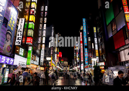 Dans la rue bondée de kabukicho district Shinjuku, Tokyo. Le quartier est un espace d'animation commerciale Banque D'Images