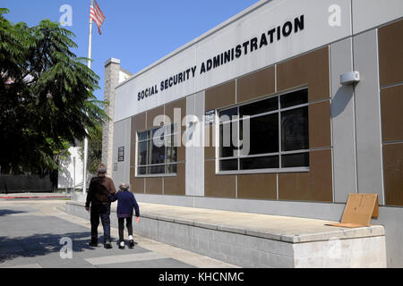 Une personne âgée d'être escorté à l'US Social Security Office building sur Vine Street à Hollywood Los Angeles California USA KATHY DEWITT Banque D'Images