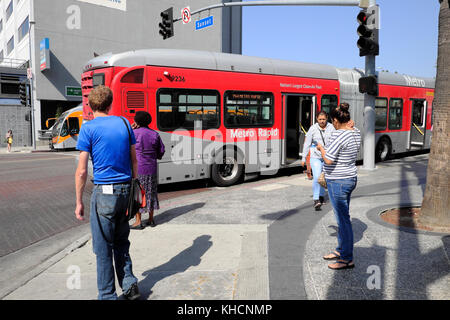 Metro bus rouge rapide et les piétons à l'angle de Sunset Boulevard et Boulevard à Los Angeles, California USA KATHY DEWITT Banque D'Images