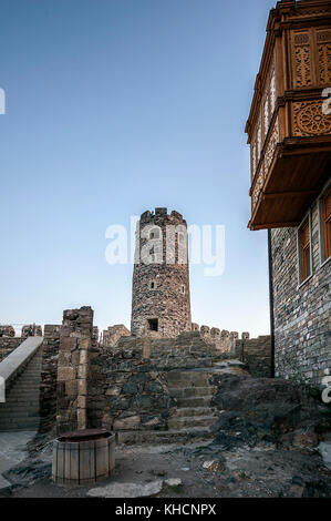 La Géorgie, akhaltsikhe. fortifications et tours de guet de l'époque médiévale, récemment restauré forteresse de rabat. Banque D'Images