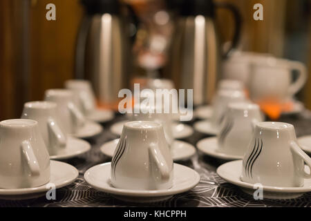 plats sur la table dans un restaurant Banque D'Images
