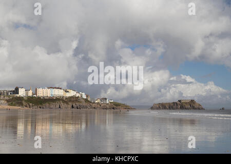 Royaume-uni, Pays de Galles, Tenby, voir le long de la plage en direction de Tenby et de St Catherine's Island. Banque D'Images