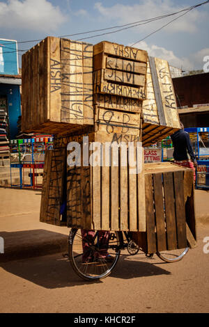 Le transport de caisses en bois sur une bicyclette dans les rues de Kampala en Ouganda Banque D'Images