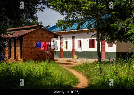 Blanchisserie de séchage dans un petit village en Ouganda Banque D'Images