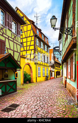 Colmar, petit Venise, rue et maisons colorées à colombages traditionnelle. Alsace, France. Banque D'Images