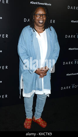 NEW YORK, NY - JUILLET 31 : Whoopi Goldberg assiste à la première de 'The Dark Tower' New York au Museum of Modern Art le 31 juillet 2017 à New York. Personnes : Whoopi Goldberg transmission Ref : MNC1 Banque D'Images