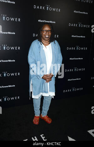 NEW YORK, NY - JUILLET 31 : Whoopi Goldberg assiste à la première de 'The Dark Tower' New York au Museum of Modern Art le 31 juillet 2017 à New York. Personnes : Whoopi Goldberg transmission Ref : MNC1 Banque D'Images