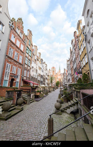 Voir de vieux bâtiments dans l'espace vide st. Mary's street (UL) et des voyageurs. st. Mary's Church à main (vieille ville) de Gdansk, en Pologne, lors d'une journée ensoleillée. Banque D'Images