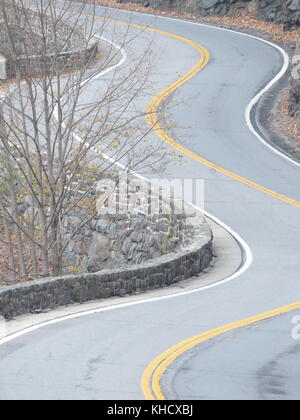 Winding road près de port Jervis, ny copie les méandres du fleuve Delaware Banque D'Images