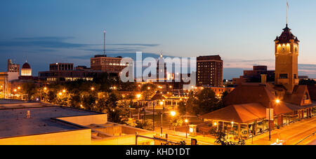 Panorama de Springfield avec les anciens et les nouveaux bâtiments du capitole de l'état et la gare union bâtiment. Springfield, Illinois, USA. Banque D'Images