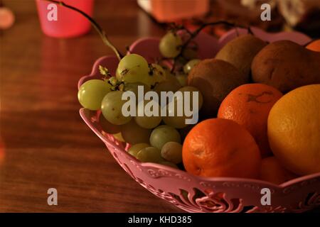 Le panier de fruits sur la table Banque D'Images