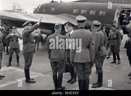Adolph Hitler et Keitel arrivent à immola la Finlande le 4 juin 1942 C'est le finnois, le maréchal Carl Gustav Mannerheim's 75e anniversaire. Adolf Hitler a profité de cette occasion pour voler à la Finlande pour féliciter en personne et Mannerheim pour discuter de nombreuses questions importantes, la réunion a eu lieu à l'est de la Finlande dans la zone de l'aérodrome Immola, près de la ville d'Imatra. Après cette réunion, Mannerheim a joué un jeu d'attente longue et n'est pas devenu un allié de l'Allemagne contre l'axe.. une très sage décision ! Banque D'Images