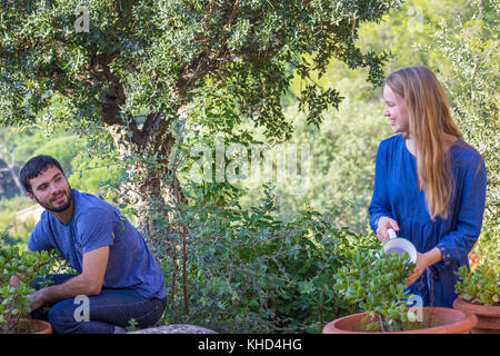 Jeune couple dans le jardin Banque D'Images