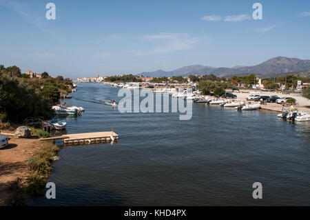 Corse : skyline et la marina du village de pêcheurs de saint-florent, populaire lieu de vacances d'été sur la côte ouest de la haute corse Banque D'Images