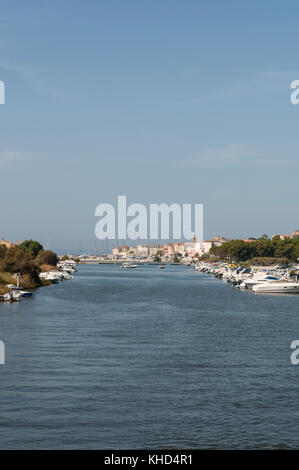 Corse : skyline et la marina du village de pêcheurs de saint-florent, populaire lieu de vacances d'été sur la côte ouest de la haute corse Banque D'Images