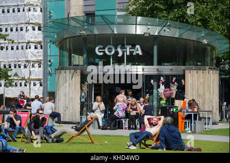 Les clients vous détendre dans les chaises longues à l'extérieur du café Costa à St Andrew Square, Édimbourg, Écosse. Banque D'Images