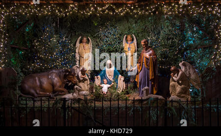 Crèche de Noël avec Marie, Joseph, l'ange Gabriel et d'animaux à la recherche sur l'enfant Jésus dans sa crèche Banque D'Images
